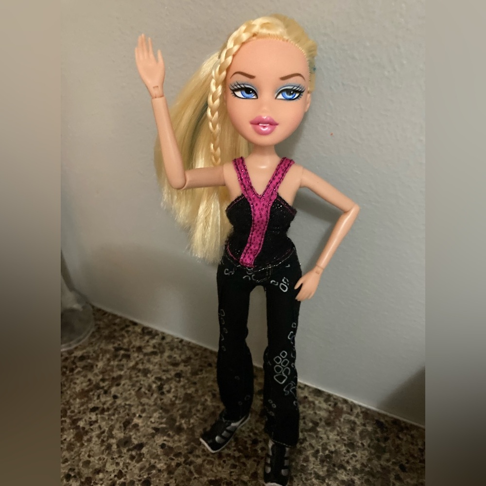 Bratz 12” Chloe doll w/ blue streaked blonde hair